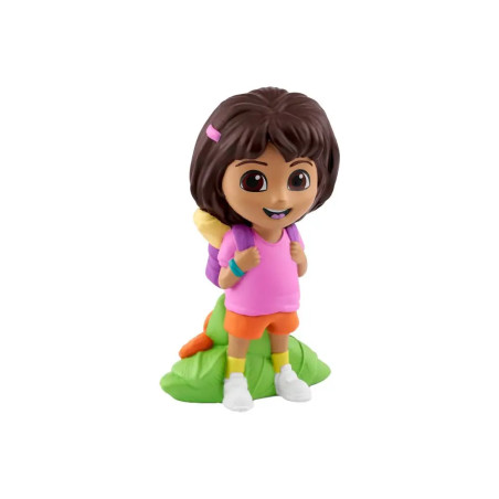 Spielfigur eines lächelnden Mädchens mit braunen Haaren, pinkem Shirt, orangener Shorts und gelbem Rucksack.