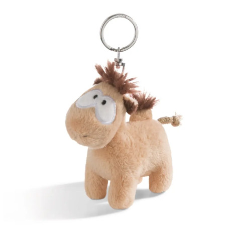 Plüsch-Kamel-Schlüsselanhänger mit großen weißen Augen, brauner Mähne und kleinem Schwanz vor weißem Hintergrund.
