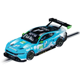 Blau-grünes Rennwagen-Spielzeug mit der Nummer 17 und schwarzem Spoiler auf einer Bahn, von oben gesehen.