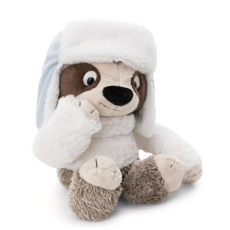 NICI Kuscheltier Faultier Izzy Icetumbler mit Mütze, nachhaltig und superweich auf weißem Hintergrund.