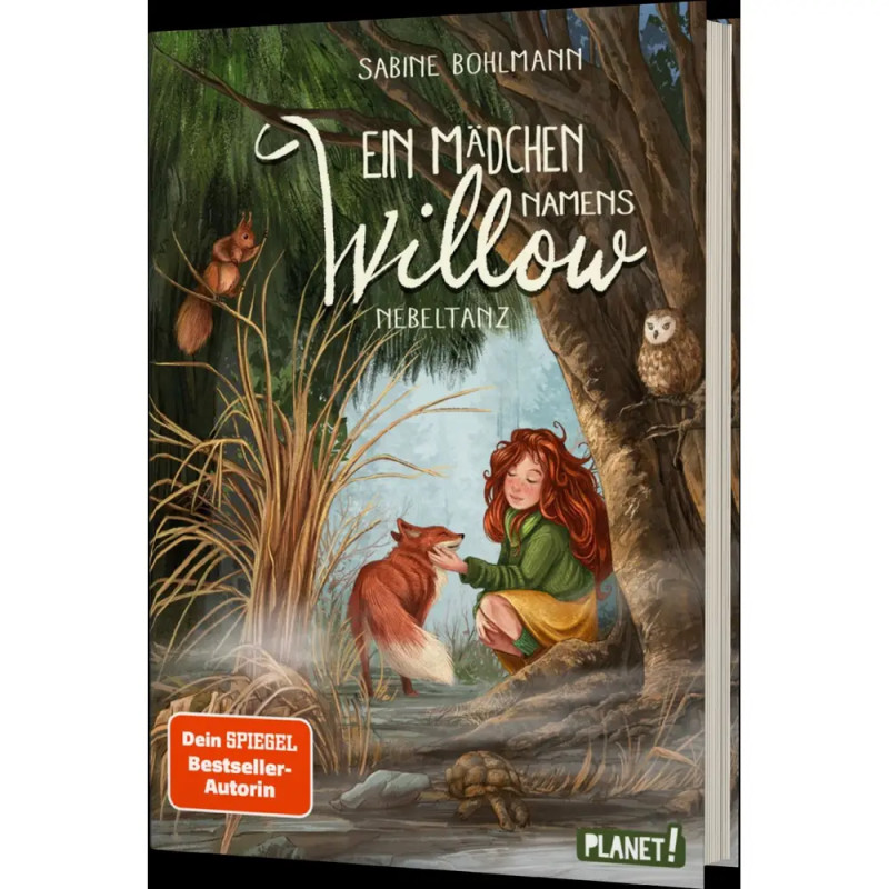 Cover von "Ein Mädchen namens Willow 4": Ein rothaariges Mädchen und ein Fuchs sitzen im Wald mit Eulen und Eichhörnchen.