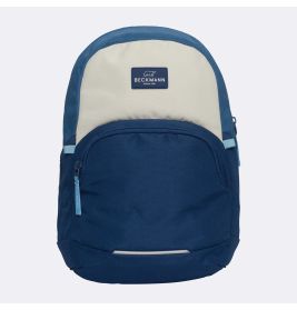 Der Rucksack Sport Mini Multicolor Blue hat eine Fronttasche und das Beckmann-Logo oben.