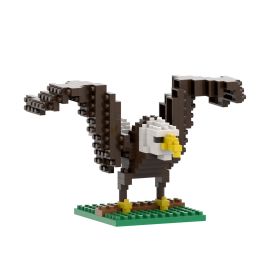 Brixies Adler aus Stecksteinen mit ausgebreiteten Flügeln steht auf grüner Basis.