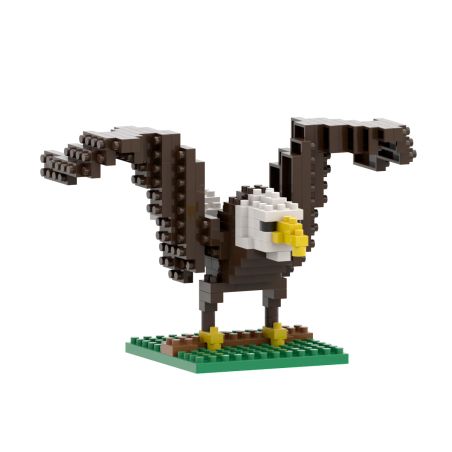 Brixies Adler aus Stecksteinen mit ausgebreiteten Flügeln steht auf grüner Basis.