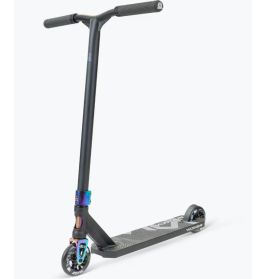 Madd Gear Stunt Scooter MG5 Axion Schwarz mit Neo-Chrom-Gabel steht aufrecht vor weißem Hintergrund.