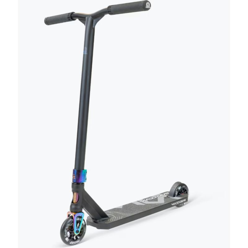 Madd Gear Stunt Scooter MG5 Axion Schwarz mit Neo-Chrom-Gabel steht aufrecht vor weißem Hintergrund.