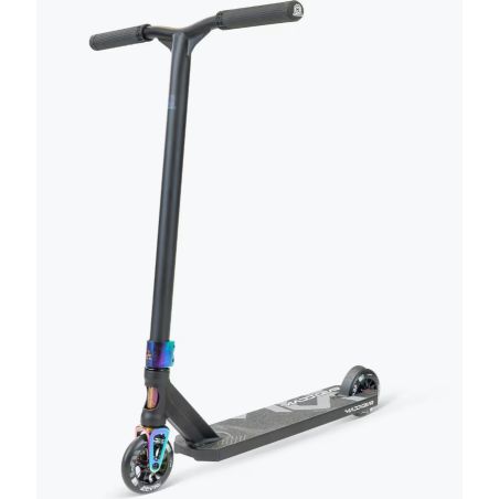 Madd Gear Stunt Scooter MG5 Axion Schwarz mit Neo-Chrom-Gabel steht aufrecht vor weißem Hintergrund.