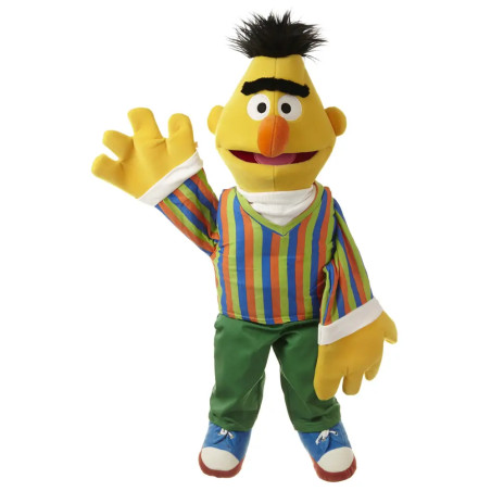 Handpuppe Bert (65 cm) von Living Puppets, gelbe Haut, gestreiftes Shirt, grüne Hose, blaue Schuhe, winkend.