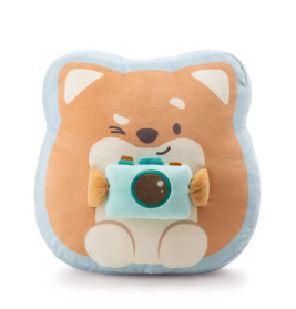 NICI mymochi Kuschelkissen Hund Hiro: Shiba Inu mit 3D-Kamera, zwinkernd und hellblauem Rand.