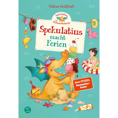 Spekulatius, der Weihnachtsdrache, isst Eis am Strand. Im Hintergrund schwimmen Kinder im Meer.