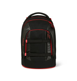 Schwarzer Rucksack mit roten Akzenten, mehreren Fächern und Frontgurten vor weißem Hintergrund.