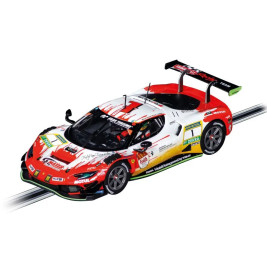 Rot-weiß-grüner Rennwagen mit Sponsorenlogos und Heckflügeln fährt auf einer Rennstrecke.