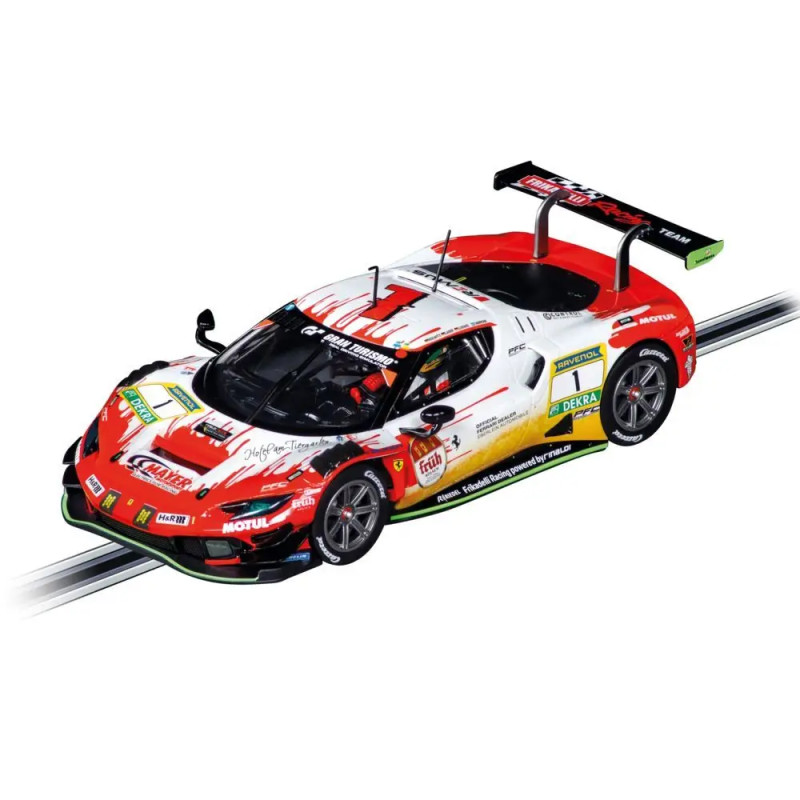 Rot-weiß-grüner Rennwagen mit Sponsorenlogos und Heckflügeln fährt auf einer Rennstrecke.