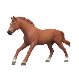 Braune Pferdefigur mit kurzen Mähnen, weißen Fesseln und in gehender Pose.