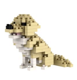 Spielzeug-Hund aus beigen, weißen und schwarzen Bausteinen sitzt aufrecht und blickt nach links.