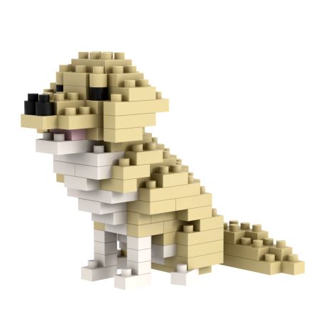 Spielzeug-Hund aus beigen, weißen und schwarzen Bausteinen sitzt aufrecht und blickt nach links.