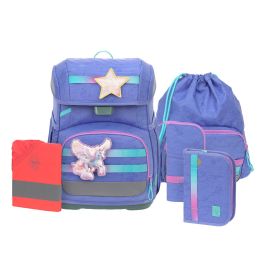 Lila Schulrucksack-Set mit Sternaufnäher, Turnbeutel, Federmappe und rotem Buchumschlag.