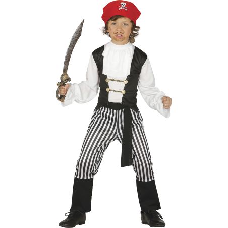 Kind im Piratenkostüm mit gestreifter Hose, rotem Hut, weißem Hemd und einem Spielzeugschwert in der Hand.