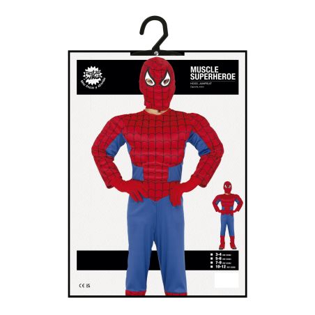 Kind in rot-blauem Muskel-Superheldenkostüm mit Netzmuster und Maske steht mit Händen in der Hüfte auf Verpackung.