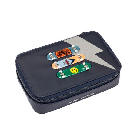 Dunkelblaue Zipper-Tasche mit Blitzmotiv und vier bunten Skateboard-Designs auf der Oberseite.