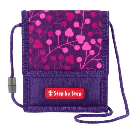 Lila Geldbörse mit pinkem Beerenmuster, rotem Step-by-Step-Label und lilanem Halsband.