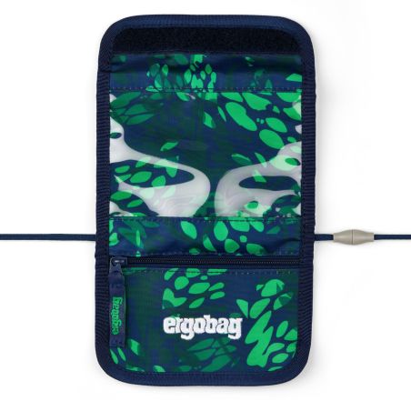 Blaue Geldbörse mit grünen Blattmustern, Reißverschlussfach und ergobag-Logo auf der Vorderseite.