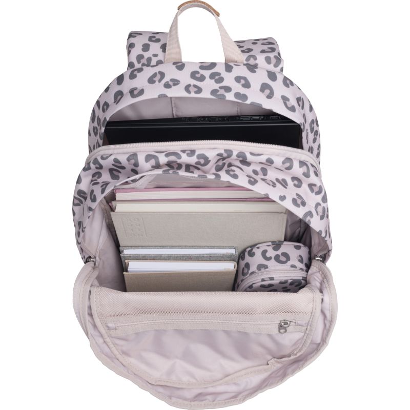 Geöffneter Rucksack mit Leopardenmuster, Inhalt: Bücher, Hefte, Mäppchen und Laptop.