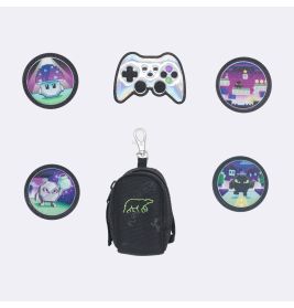 Kleine schwarze Tasche mit Schlüsselclip, umgeben von fünf bunten runden Patches und einem Gamecontroller-Patch.