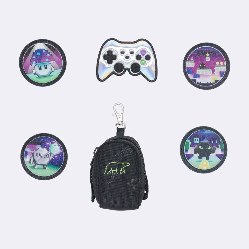 Kleine schwarze Tasche mit Schlüsselclip, umgeben von fünf bunten runden Patches und einem Gamecontroller-Patch.