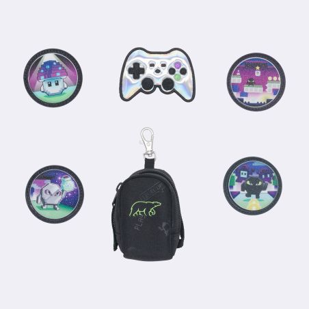 Kleine schwarze Tasche mit Schlüsselclip, umgeben von fünf bunten runden Patches und einem Gamecontroller-Patch.