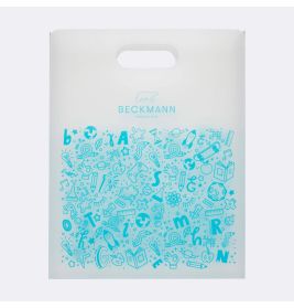Weiße Plastiktüte mit Henkel, blauen Kritzeleien und BECKMANN-Bärenlogo oben aufgedruckt.