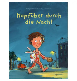 Ein Junge im Schlafanzug hält ein Kuscheltier und läuft nachts an Gebäuden und einem Feuerwehrauto vorbei.