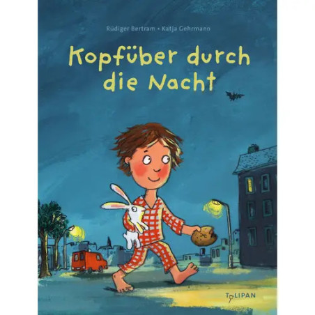 Ein Junge im Schlafanzug hält ein Kuscheltier und läuft nachts an Gebäuden und einem Feuerwehrauto vorbei.