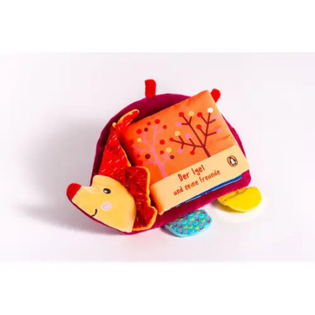 Rotes Plüsch-Igelspielzeug mit bunten Stoffteilen und einem kleinen Buch im Rücken.