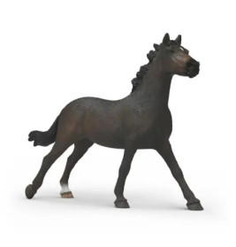 Braune Spielzeugpferd-Figur mit schwarzer Mähne und Schweif steht auf weißem Hintergrund.