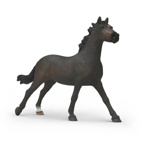 Braune Spielzeugpferd-Figur mit schwarzer Mähne und Schweif steht auf weißem Hintergrund.