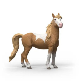 Braun-weißes Spielzeugpferd mit heller Mähne und Schweif steht auf weißem Hintergrund.