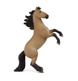 Ein beigefarbenes Spielzeugpferd mit schwarzer Mähne und Schweif steigt auf den Hinterbeinen vor weißem Hintergrund.