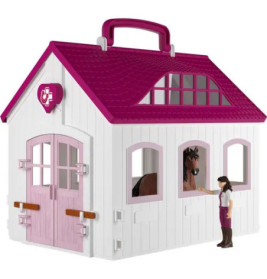 Spielzeugscheune mit rosa Dach, weißen Wänden, Pferdefigur innen und Mädchenfigur vor dem Fenster.