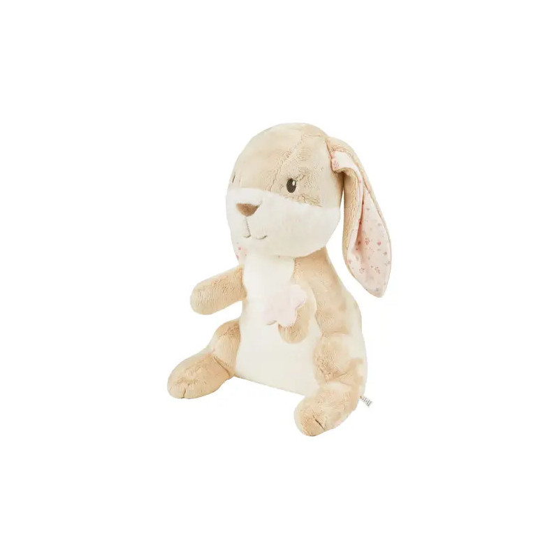 Ein beige-weißer Plüschhase mit rosa Ohr sitzt aufrecht vor weißem Hintergrund.