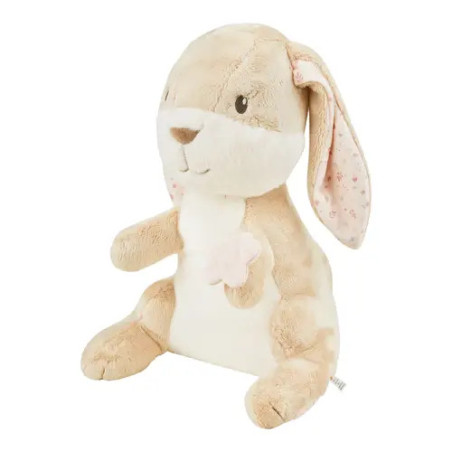 Ein beige-weißer Plüschhase mit rosa Ohr sitzt aufrecht vor weißem Hintergrund.