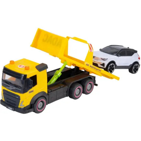 Gelber Spielzeug-Abschleppwagen mit kippbarer Ladefläche transportiert ein kleines weiß-schwarzes Auto auf weißem Hintergrund.