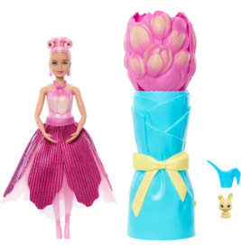 Eine Puppe im rosa Kleid mit blumenförmigem Etui, ein kleines gelbes Kaninchen und eine blaue Gießkanne.