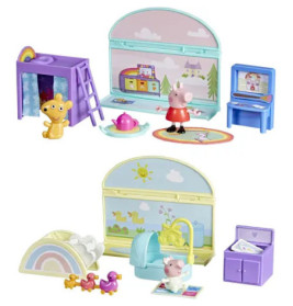Zwei Peppa Pig-Spielsets mit Figuren, Möbeln und Zubehör wie Bett, Klavier und Spielplatz.