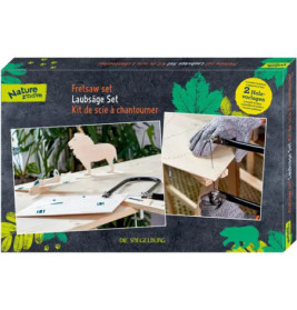 Nature Zoom Laubsäge-Set mit Holz-Tier-Bastelkit und Händen, die mit Handschuhen Holz sägen.
