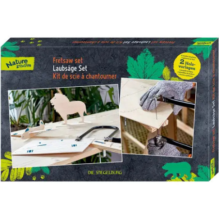 Nature Zoom Laubsäge-Set mit Holz-Tier-Bastelkit und Händen, die mit Handschuhen Holz sägen.