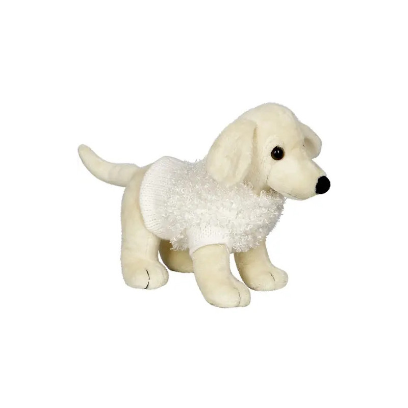 Ein weißes Plüschhund-Spielzeug trägt einen flauschigen Pullover und steht auf allen vier Beinen.
