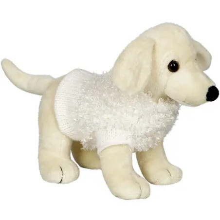 Ein weißes Plüschhund-Spielzeug trägt einen flauschigen Pullover und steht auf allen vier Beinen.
