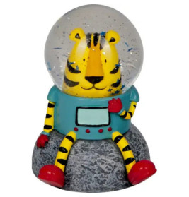Ein Tiger im Raumanzug sitzt in einer Schneekugel auf einem Felsen und trägt rote Stiefel und Handschuhe.