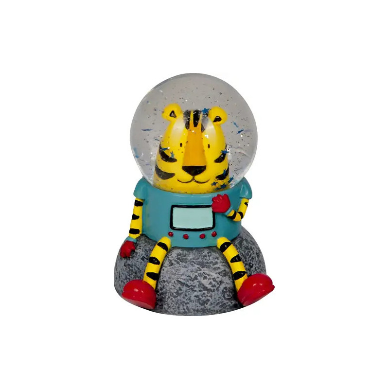 Ein Tiger im Raumanzug sitzt in einer Schneekugel auf einem Felsen und trägt rote Stiefel und Handschuhe.